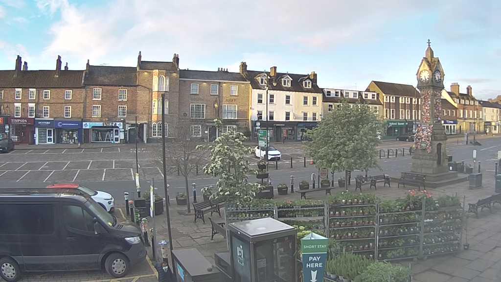 Thirsk webcam overlooking the Market Place