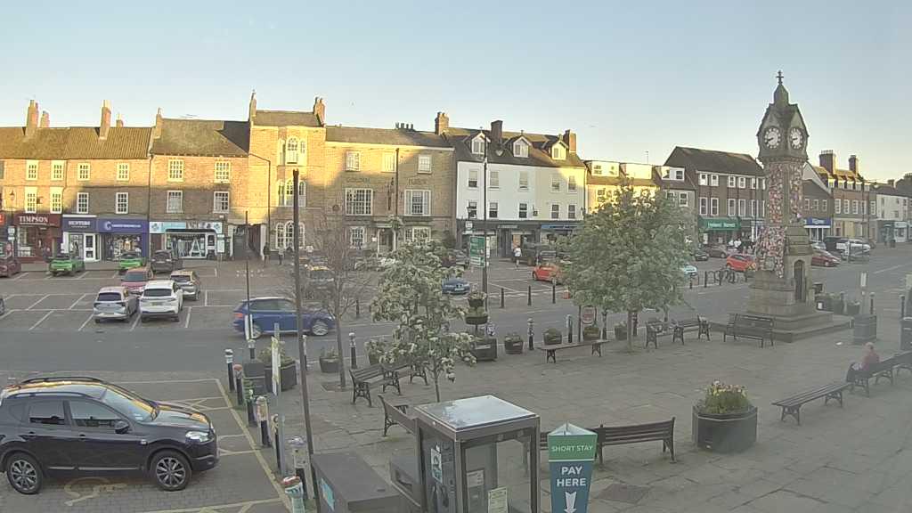 Thirsk webcam overlooking the Market Place