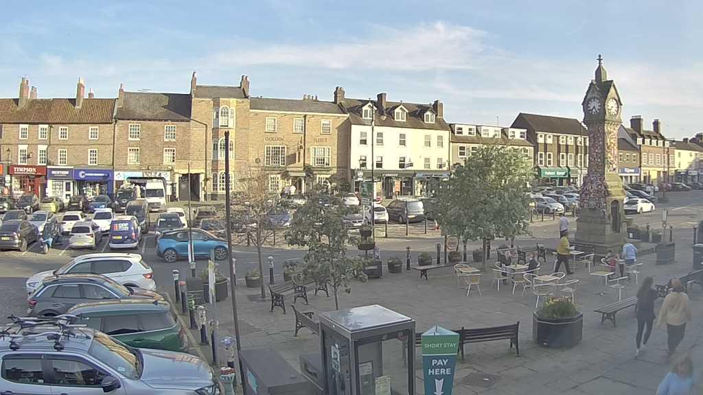 Thirsk webcam overlooking the Market Place