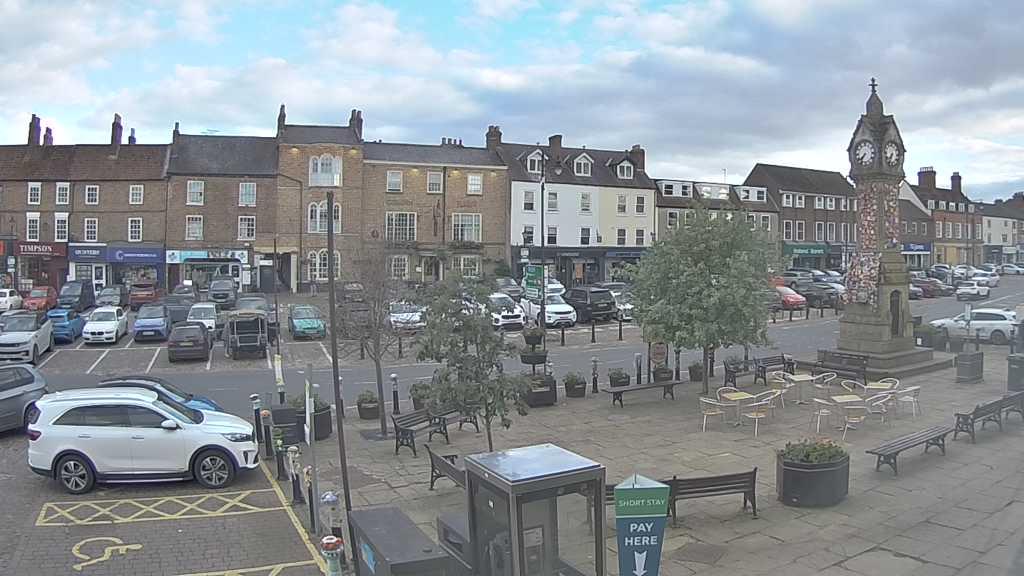 Thirsk webcam overlooking the Market Place