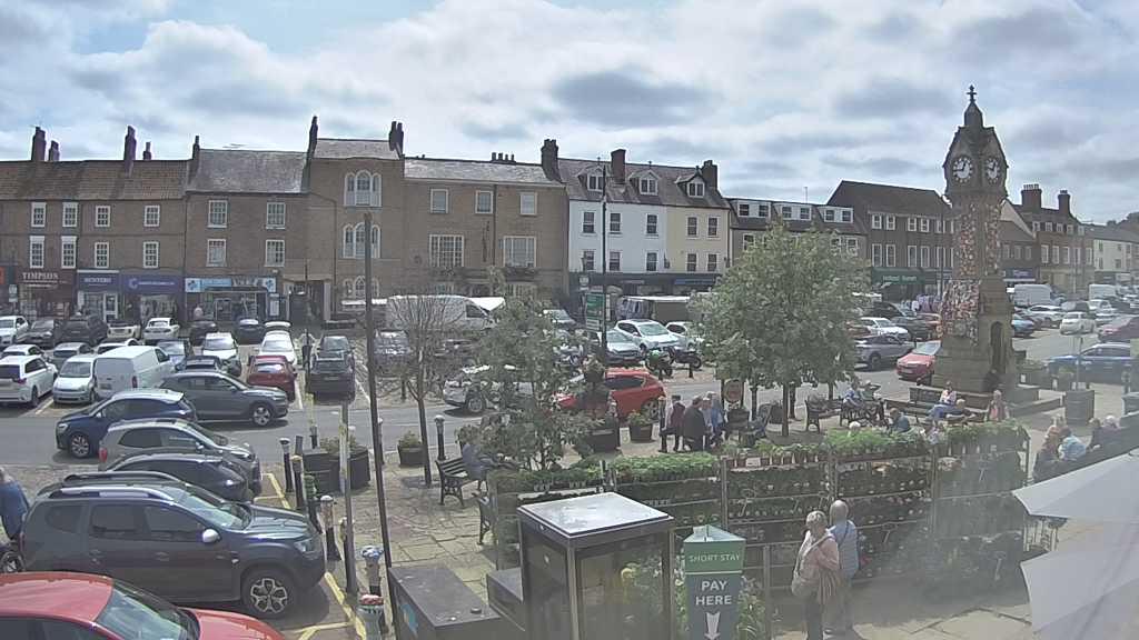 Thirsk webcam overlooking the Market Place