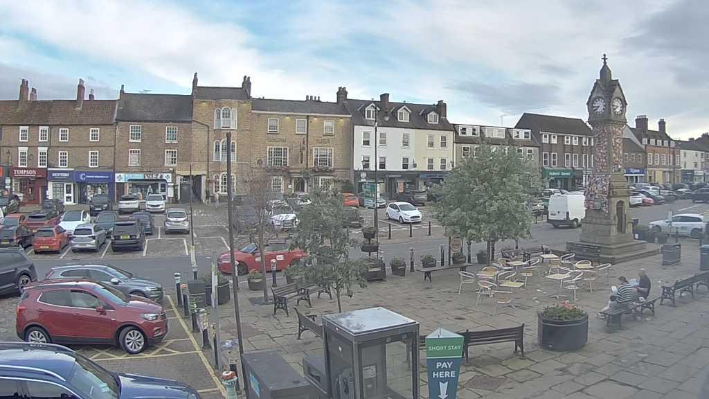 Thirsk webcam overlooking the Market Place