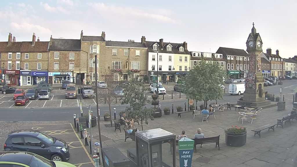 Thirsk webcam overlooking the Market Place