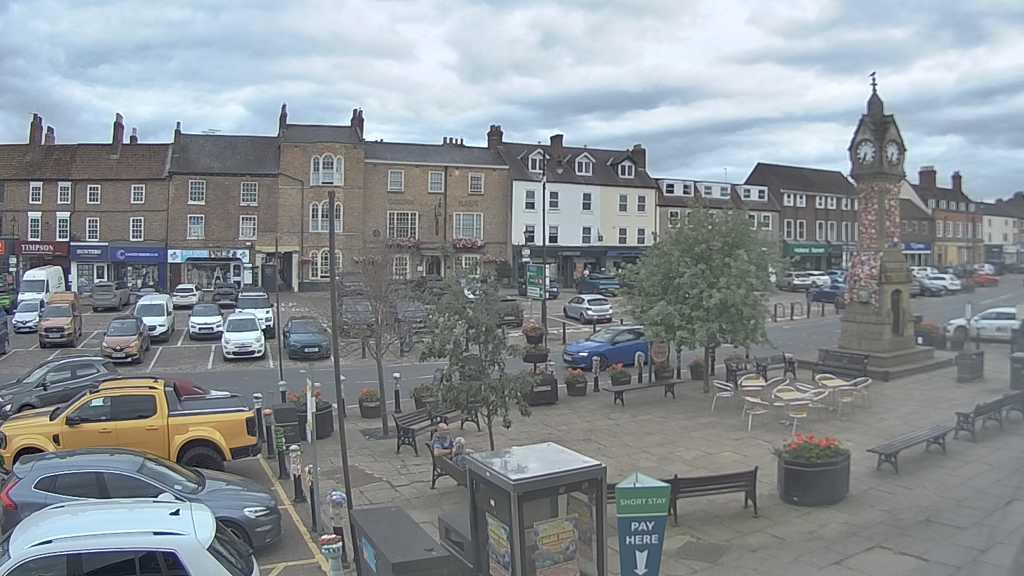 Thirsk webcam overlooking the Market Place
