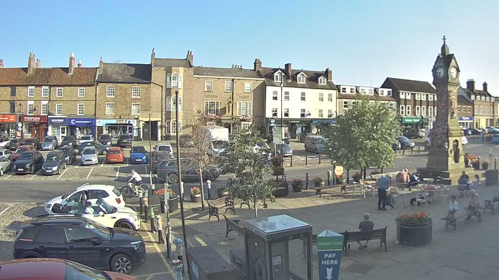 Thirsk webcam overlooking the Market Place